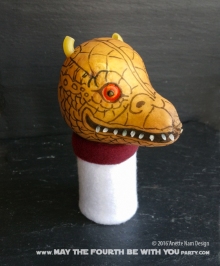 Star Wars Food: Bossk Pear /// Check out our blog for lots of Star Wars Party food recipes and downloadable labels! Great for a Birthday Party or a May the Fourth be with you Party. /// #starwars #starwarsparty #theforceawakens #maythefourthbewithyou #starwarsbirthday #starwarsfood #bossk #foodart #bountyhunter #pear #bosc #foodmarkers #dinosaur // maythefourthbewithyoupartyblog.com