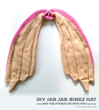 DIY Star Wars Jar Jar Binks Hat /// We add new Star Wars crafts to our blog every week! /// #diy #starwars #phantommenace #jarjar #jarjarbinks #fleece #hat #swcc #starwarscelebration #cosplay /// maythefourthbewithyoupartyblog.com