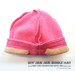 DIY Star Wars Jar Jar Binks Hat /// We add new Star Wars crafts to our blog every week! /// #diy #starwars #phantommenace #jarjar #jarjarbinks #fleece #hat #swcc #starwarscelebration #cosplay /// maythefourthbewithyoupartyblog.com